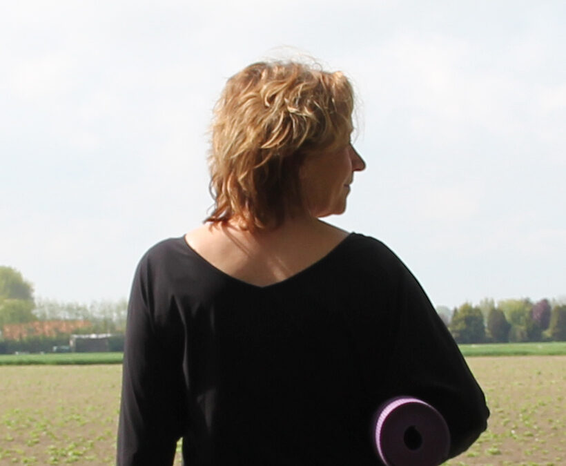 Yogales met aandacht voor de onderrug